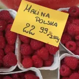 Maliny polskie w koszyczkach, cena 22,99 zł za 250g. Słodkie i soczyste, idealne na deser.