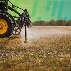 Opryskiwacz polowy z preparatem Movento 100 SC w trakcie pracy. Optymalna temperatura stosowania zapewnia skuteczność zabiegu.