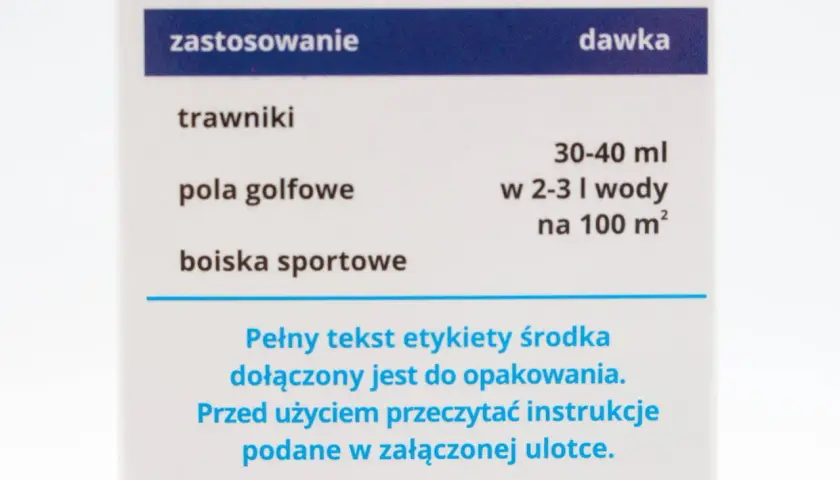 Fragment etykiety z informacją o zastosowaniu i dawkowaniu środka na trawniki, pola golfowe i boiska sportowe.