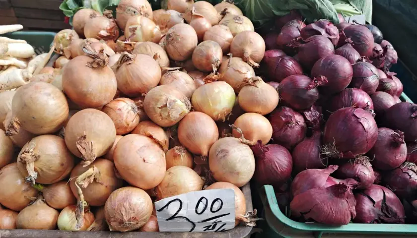 Stoisko z cebulą. Jasna i czerwona cebula, cena 2,00.
