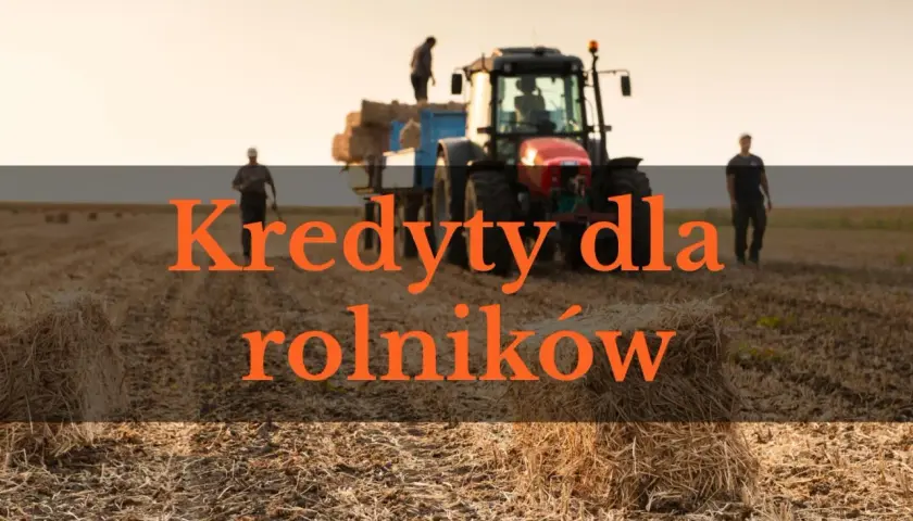 Rolnicy zbierają siano przy traktorze. Napis "Kredyty dla rolników" sugeruje wsparcie finansowe dla ich pracy.
